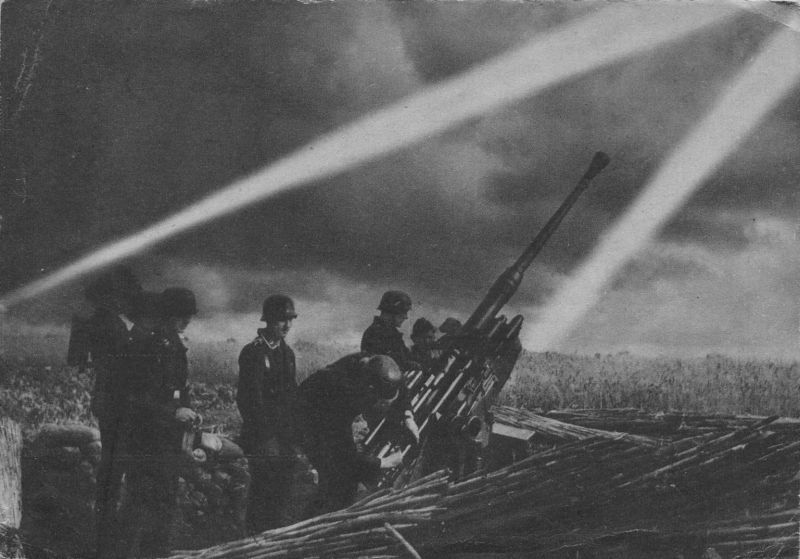Расчет 37-мм зенитной пушки Flak 18 на боевом посту. 1941 г. 