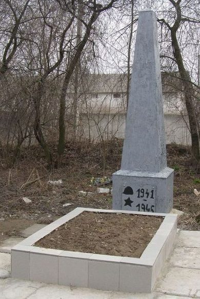 п. Березна Менского р-на. Братская могила воинов, погибших в боях за поселок. 