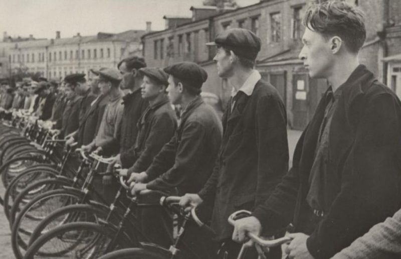Группа велосипедистов Свердловского района г. Москвы, добровольно вступившая в ряды ополчения, перед отправкой в часть. Июль 1941 г.