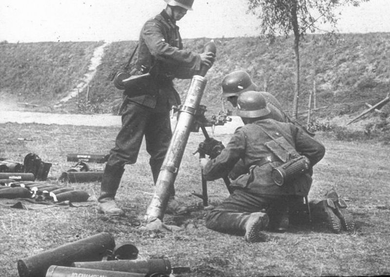 Немецкий расчет ведет огонь из миномета 10 cm Nebelwerfer 35. 1941 г. 