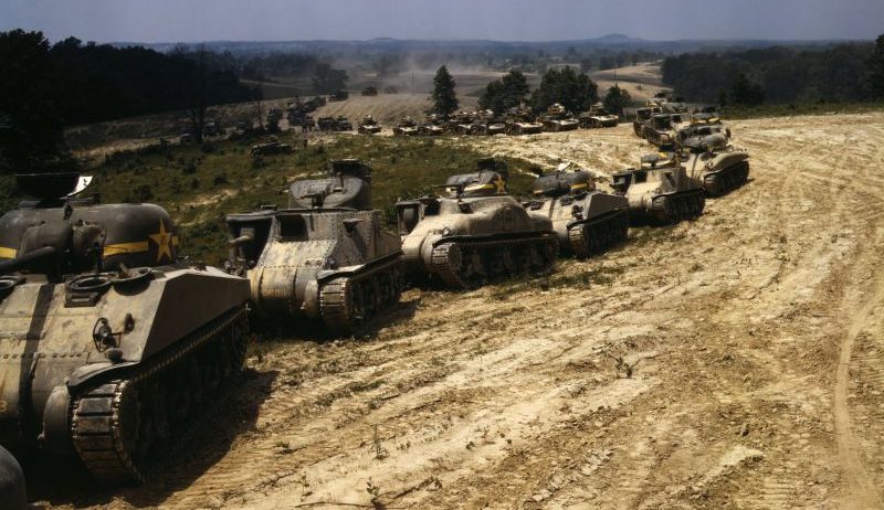 Американские средние танки «Шерман» и бронетранспортеры М2. Июнь 1942 г. 