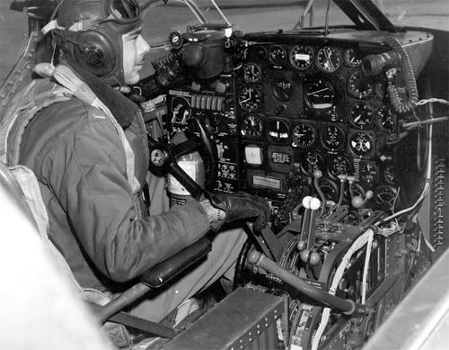 Кабина и приборная панель американского двухмоторного легкого бомбардировщика и штурмовика Douglas A-26 Invader. 1943 г. 