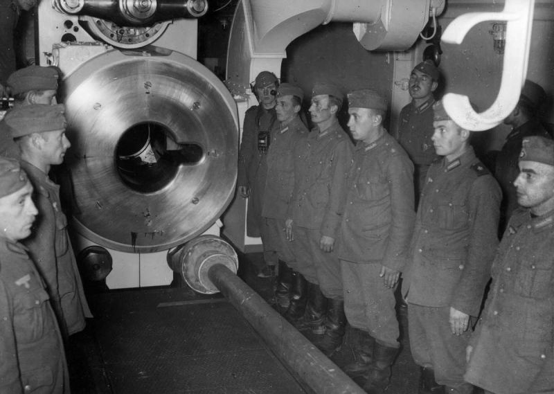 Расчет артиллеристов перед зарядной каморой 380-мм береговой пушки батареи «Зигфрид».1941 г. 