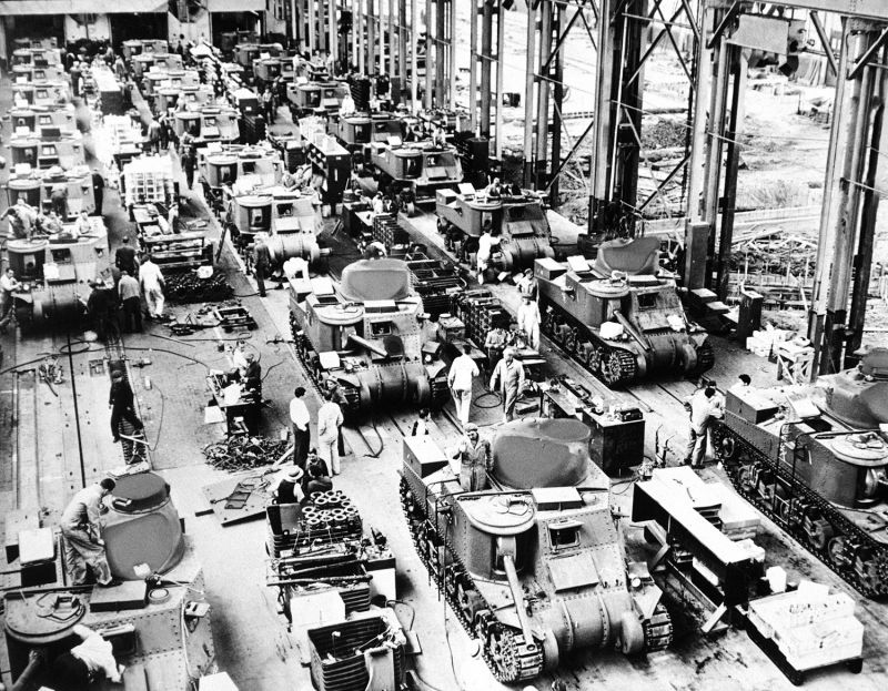 Производство средних танков М3 «Генерал Ли» на заводе «Крайслер» в Детройте. Июль 1942 г. 