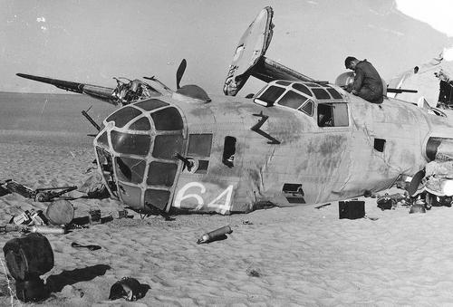 Обломки самолета В-26 в пустыне Северной Африки. 1943 г.