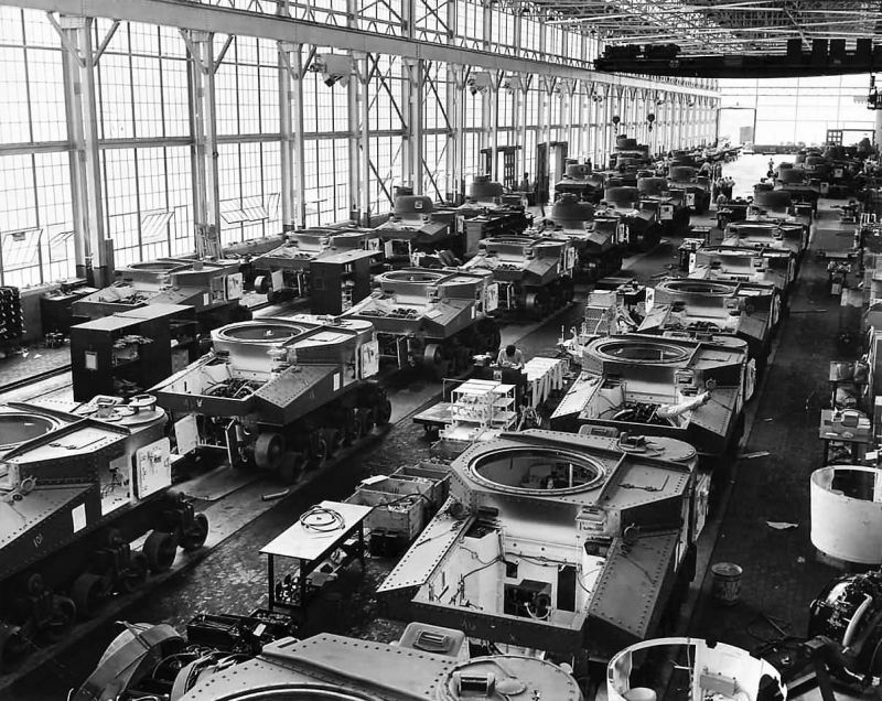 Производство средних танков М3 «Генерал Ли» на заводе «Крайслер» в Детройте. Июль 1942 г. 