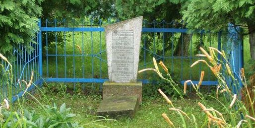 с. Блистова Менского р-на. Братская могила на территории школы советских активистов и воина, погибшего в 1942 году. 