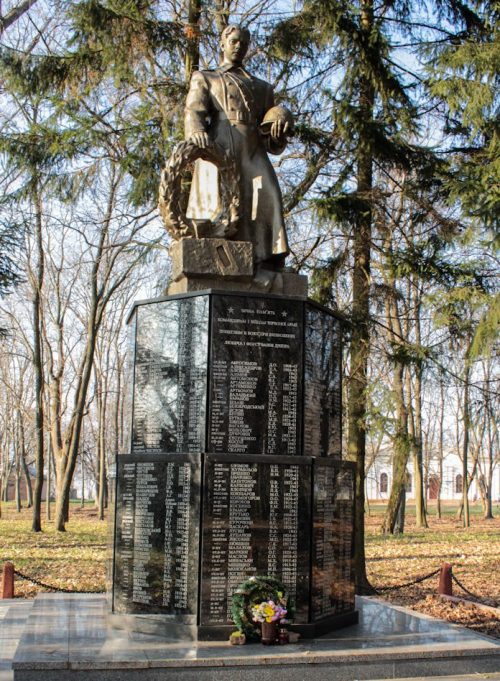 п. Любеч Репкинского р-на. Памятник, установленный в 1959 году на братской могиле, в которой похоронено 612 воинов, павших в боях за поселок и на Днепровском плацдарме.