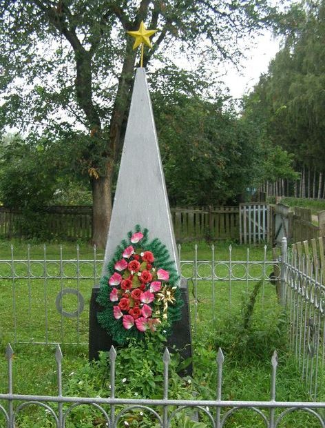 с. Борковка Менского р-на. Братская могила возле школы 2 воинов, погибших при освобождении села. 