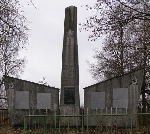 с. Антоновичи Черниговского р-на. Памятник погибшим односельчанам, установленный в 1975 году.