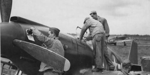 Обслуживание самолета A-36A Apache на итальянском аэродроме. 1943 г. 