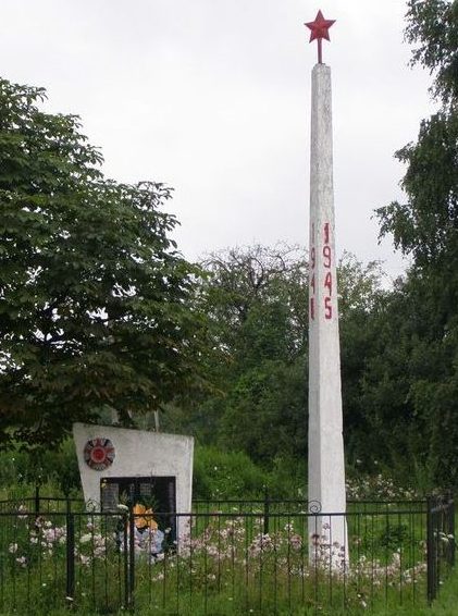 с. Малый Злиев Репкинского р-на. Памятник погибшим односельчанам, установленный в 1970 году.