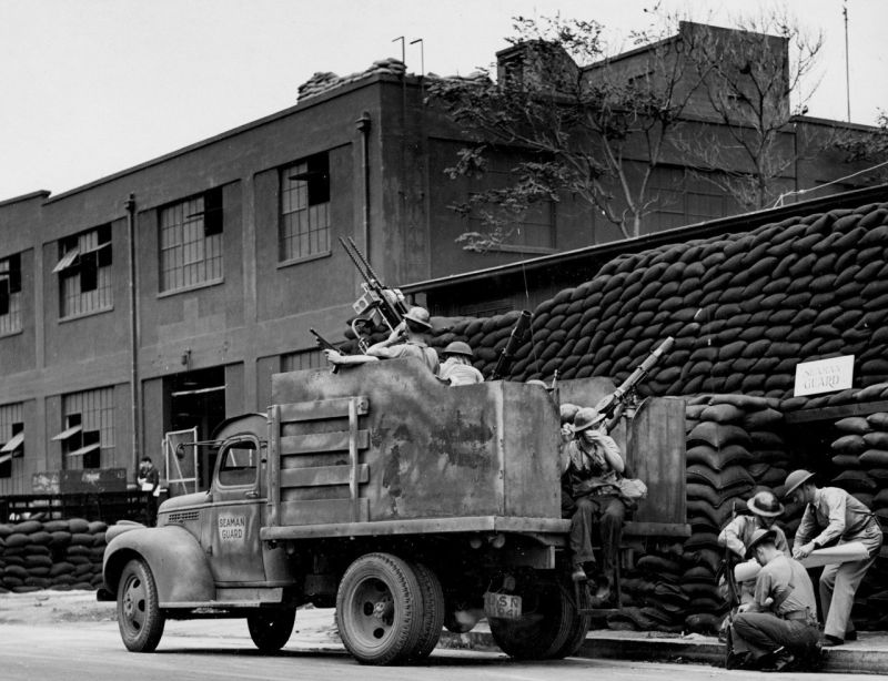 Экипаж зенитной самоходной установки на базе грузовика Chevrolet 1941 STK в Перл-Харборе. 1942 г. 