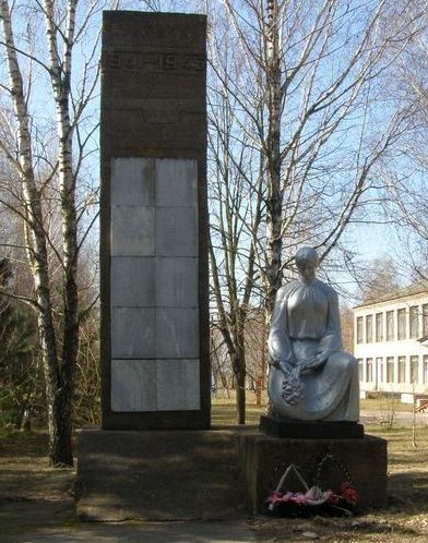 с. Держановка Носовского р-на. Памятник возле школы в честь погибшим односельчанам, установленный в 1973 году.