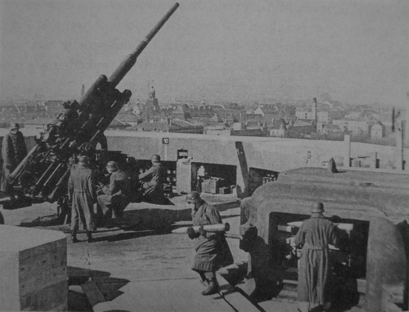 Расчет 105-мм зенитного орудия на зенитной башне в берлинском парке Тиргартен. Апрель 1942 г. 