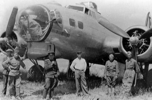 Поврежденный бомбардировщик Б-17 на аэродроме в Полтаве. Июнь 1944 г.