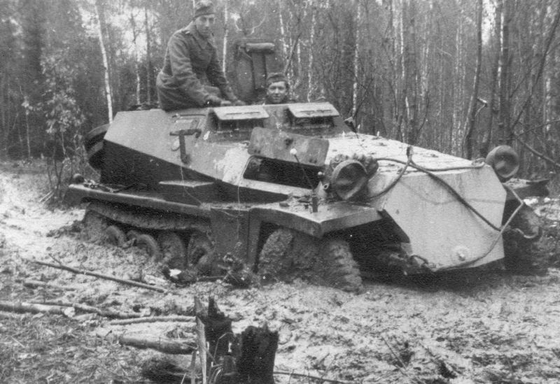 Транспортер боеприпасов Sd.Kfz. 252, застрявший на раскисшей дороге. 1942 г. 