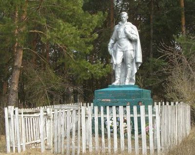 с. Горица Менского р-на. Памятник, установленный в 1968 году на братской могиле воинов, погибших при освобождении села в 1943 году. 