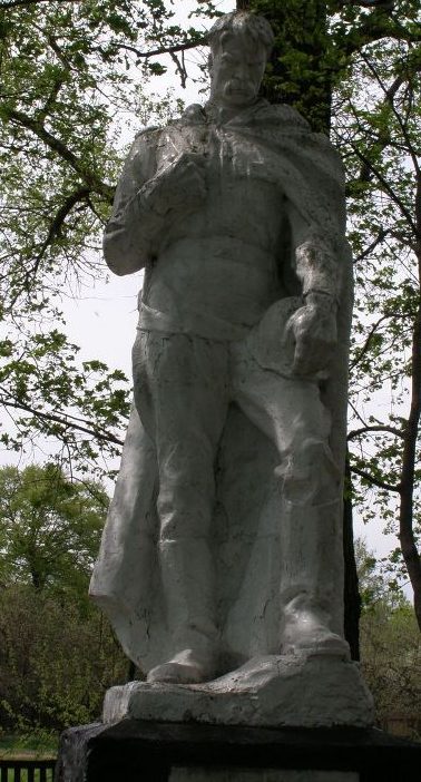 с. Мокрые Велички Репкинского р-на. Памятник, установленный в 1965 году на братской могиле, в которой похоронено 10 воинов, погибших при боях за село.