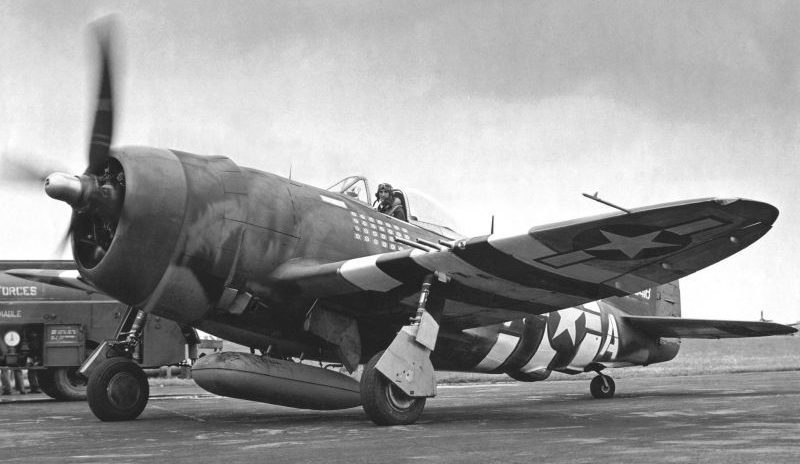 Истребитель P-47D-25 из состава 61-й истребительной эскадрильи 56-й истребительной группы. Июль 1944 г. 