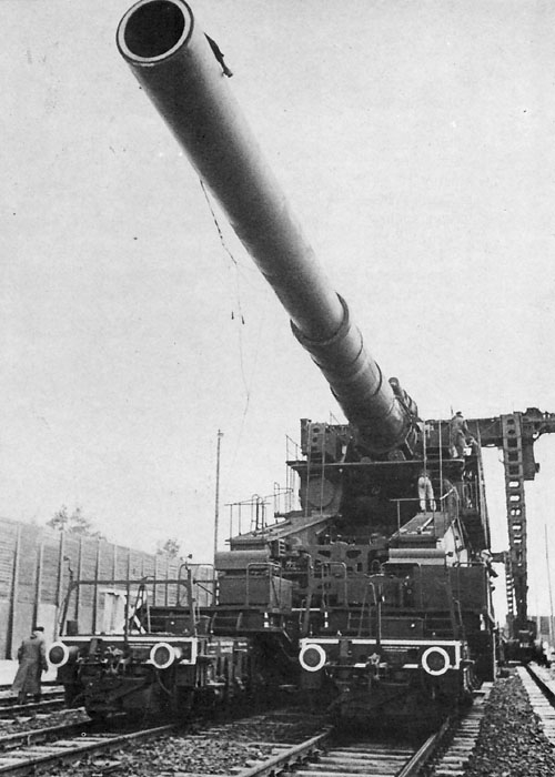 Сверхтяжелое орудие «Дора» (калибр 800 мм, вес 1350 тонн) на позиции под Бахчисараем во время штурма Севастополя. Июнь 1942 г. 