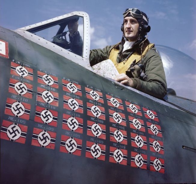 Командир 61-й эскадрильи 56-й истребительной группы ВВС США подполковник Френсис Габрески в кабине своего истребителя P-47D-25 на авиабазе Бокстед в Великобритании. 5 июля 1944 г.