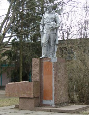 с. Лихачев Носовского р-на. Памятник, установленный в 1954 году на братской могиле воинов, погибших при освобождении села. 