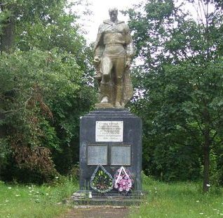 с. Дмитровка Менского р-на. Памятник погибшим односельчанам, установленный в 1974 году.