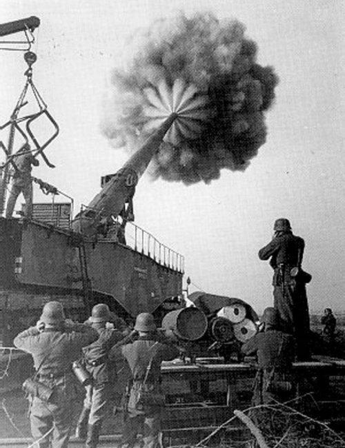 Сверхтяжелое орудие «Дора» (калибр 800 мм, вес 1350 тонн) на позиции под Бахчисараем во время штурма Севастополя. Июнь 1942 г.