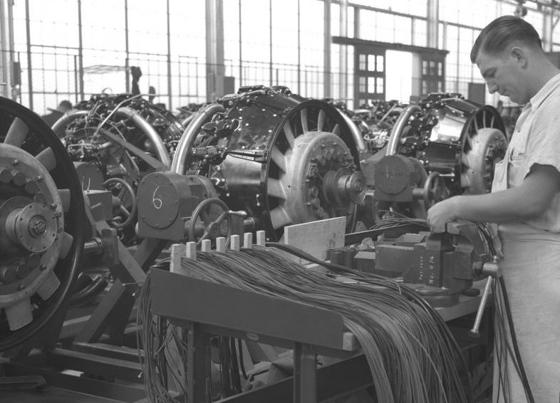 Рабочий завода «Крайслер» обрабатывает провода для двигателя R-975 танка М3 «Ли». 1942 г.
