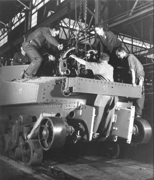 Установка двигателя R-975 в танк М3 «Ли» на заводе «Крайслер». 1942 г.