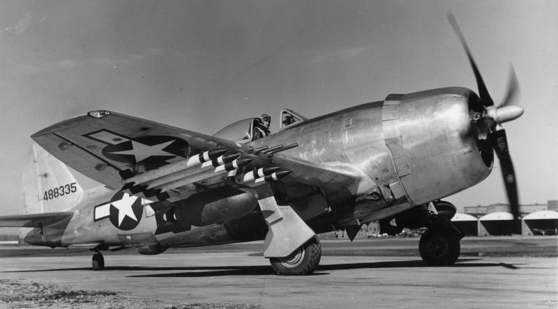 Истребитель-бомбардировщик P-47N-5-RE на авиабазе Райт-Пaттерсон. 1944 г.