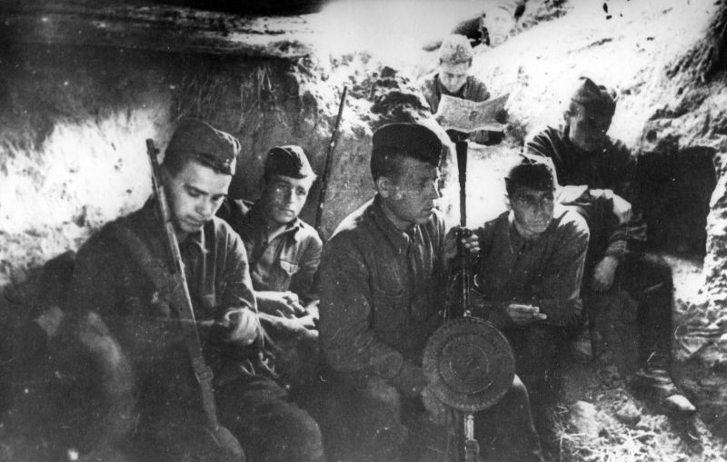 Ополченцы 1-й дивизии народного ополчения на Лужском рубеже. 1941 г. 