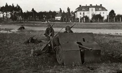 Польское противотанковое орудие в бою. 1939 г. 