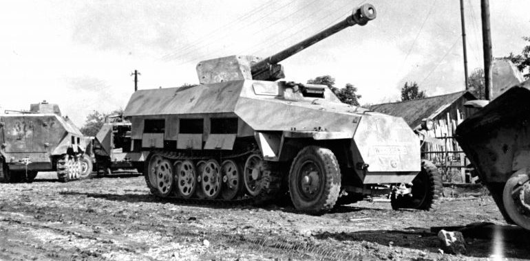 Бронетранспортер Sd.Kfz 251/22, оснащенный 75-мм противотанковой пушкой PaK 40. 1942 г. 