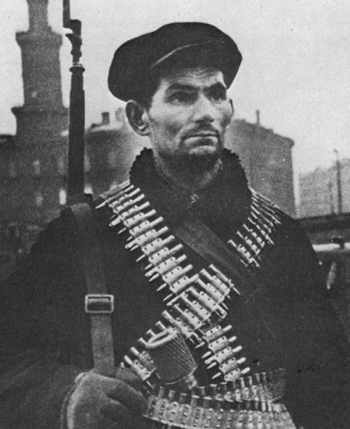 Боец Ленинградского народного ополчения С. Новиков на улице. 1941 г.