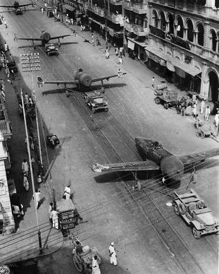 Джипы буксируют только что доставленные Thunderbolts по улицам Карачи. Индия, 1944 г.