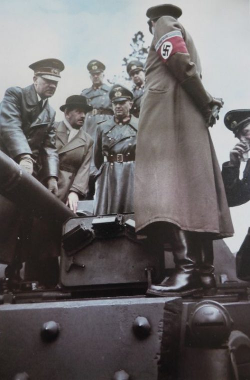 Конструктор Фердинанд Порше демонстрирует Гитлеру предсерийный образец САУ «Фердинанд» в Рюгенвальде. Март 1943 г.