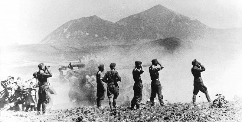 Расчет 88-мм зенитного орудия у подножия горы Бештау в районе Пятигорска. Август 1942 г. 