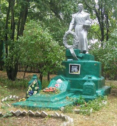 с. Олешня Репкинского р-на. Памятник, установленный на братской могиле, в которой похоронен 41 воин, погибший при освобождении села. 