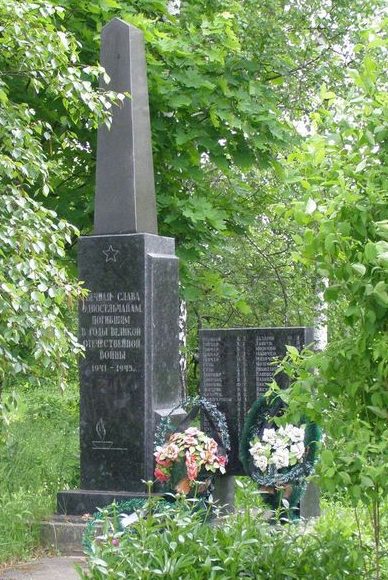 с. Луговое Менского р-на. Памятник погибшим односельчанам, установленный в 1981 году.