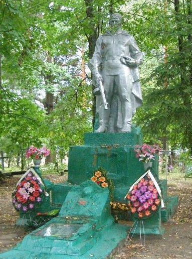 с. Олешня Репкинского р-на. Памятник, установленный в 1963 году на братской могиле воинов, погибших при освобождении села в 1943 году.