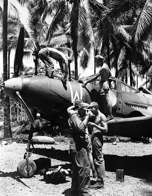 Истребитель P-39D (Airacobra) готовится к боевому вылету. Порт-Морсби, Новая Гвинея, 1944 г. 