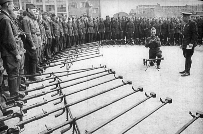 Бойцы учатся владеть противотанковым оружием. Москва, 1941 г.