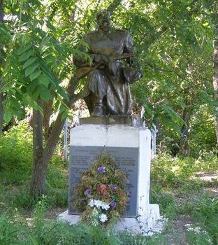 с. Павловка Репкинского р-на. Братская могила воинов, погибших при освобождении села. 