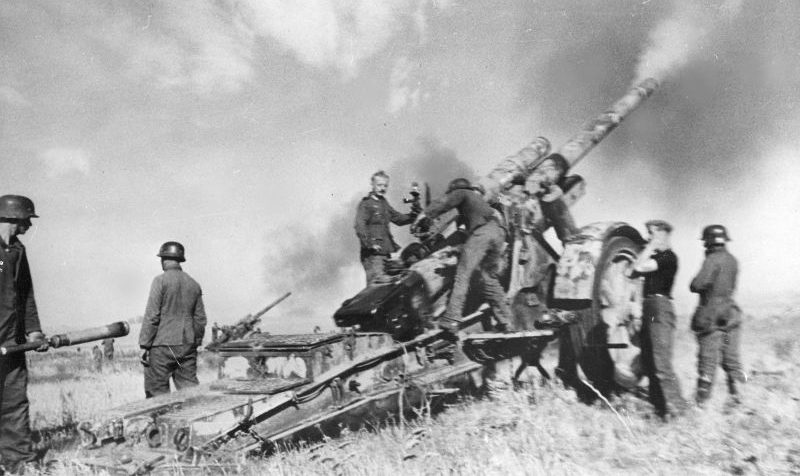 Батарея 170-мм гаубиц Mrs. 18 ведет огонь по Сталинграду. Сентябрь 1942 г. 