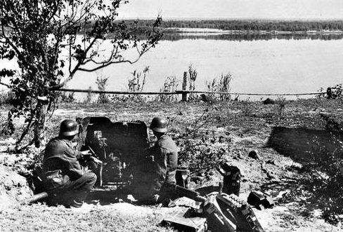Немцы с противотанковой пушкой на берегу Волги. Сентябрь 1942 г.