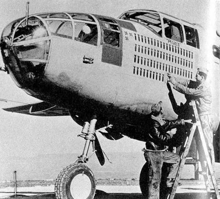 Нанесение боевых вылетов на фюзеляж B-24 Liberator. 1944 г. 
