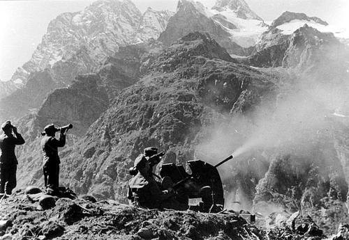 Горные войска с зенитной пушкой 2 см в горах Центрального Кавказа, недалеко от города Теберда. Сентябрь 1942 г. 