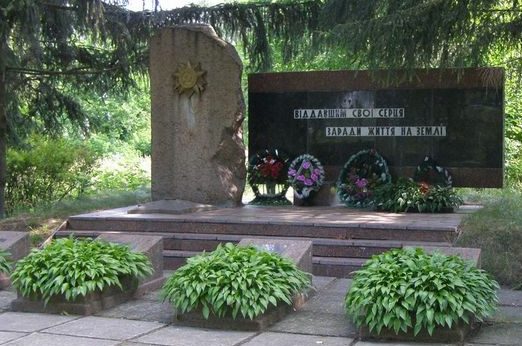 г. Мена. Памятник, установленный в 1967 году на братской могиле советских воинов и партизан.